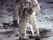 21 luglio 1969: l'uomo è per la prima volta sulla Luna. Nella foto, Aldrin che calpesta il suolo lunare con Armstrong riflesso nel proprio casco.