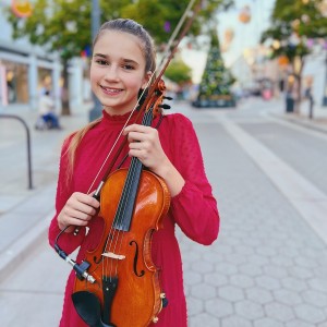 Katerina Protesenko coll suo violino (Immagine Facebook)