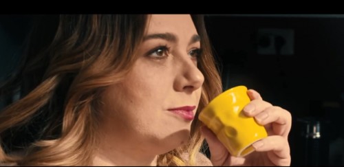 Filomena Di Gennaro mentre parla nello spot della polizia contro la violenza sulle donne