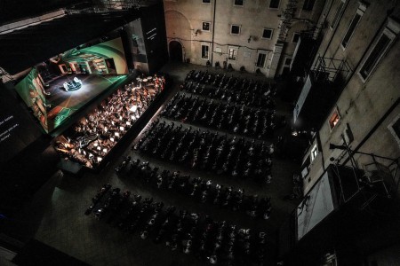 Lo storico palcoscenico del festival della Valle d'Itria a Martina Franca nell'atrio del Palazzo ducale