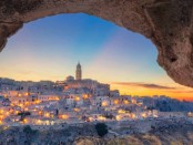 Un angolo suggestivo di Matera illuminata dalle luci della notte (immagine web)