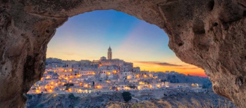 Un angolo suggestivo di Matera illuminata dalle luci della notte (immagine web)