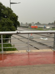 Alcune immagini scattate da Raquel Lozano  durante l'alluvione che ha colpito anche la zona Barcellona dopo Valenzia