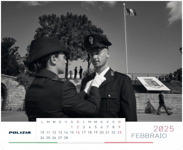 Una delle pagine del calendario 2025 della Polizia