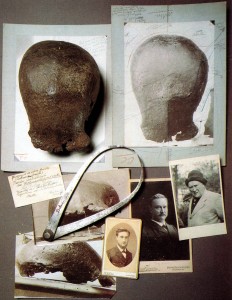 La calotta del Pitecantropo (oggi Homo erectus) rinvenuta da Eugène Dubois a Giava nel 1891 in depositi fossiliferi vecchi di 1 milione di anni lungo il fiume Solo (in località Trinil) e tre immagini del medico-antropologo olandese (immagine dalla rivista Science, 2011)