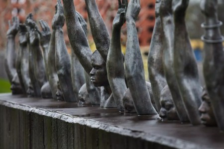 Il monumento bronzeo “Raise Up”, parte dell’esposizione del “Memoriale nazionale per la Pace e la Giustizia” inaugurato nel 2018 a Montgomery, in Alabama, è un tributo alle sofferenze di chi, nel corso degli ultimi secoli, fu arbitrariamente sradicato dalla propria terra e discriminato in base a pregiudizi e falsi criteri di “gerarchia razziale” (immagine web: whyy.org/articles/new-lynching-memorial-evokes-terror-of-victims/)